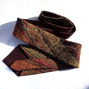Paisley Silk Tie in Green and Red